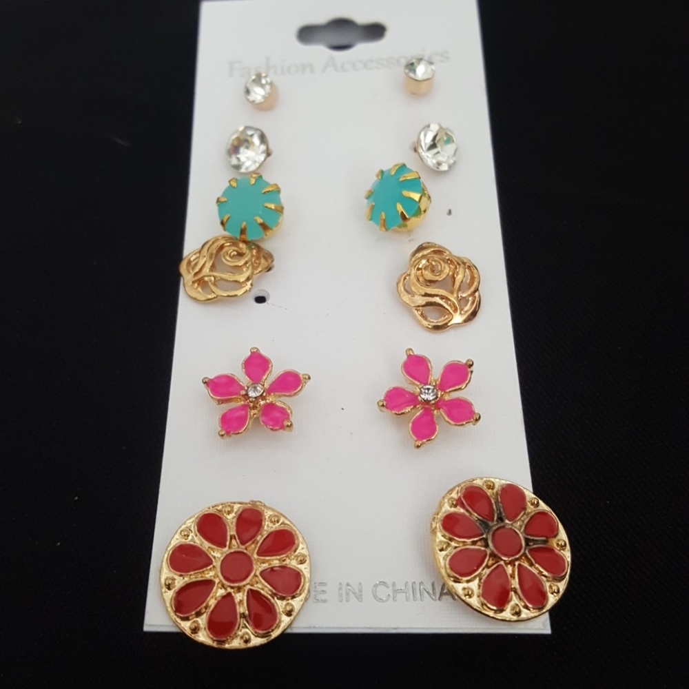 6 pairs of earrings